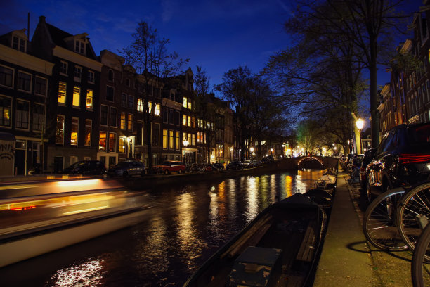 荷兰，阿姆斯特丹的老房子在夜晚灯火通明图片下载