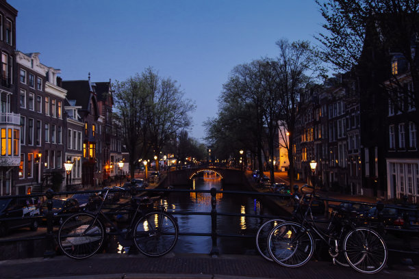 荷兰，阿姆斯特丹运河夜间架起自行车桥图片下载
