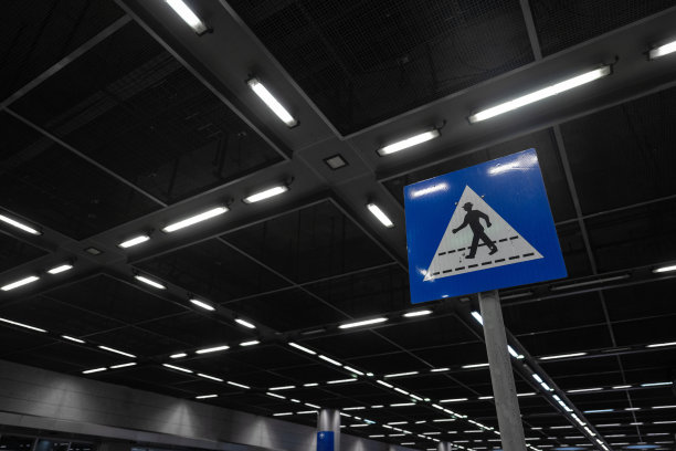 车站内的交通标志图片下载