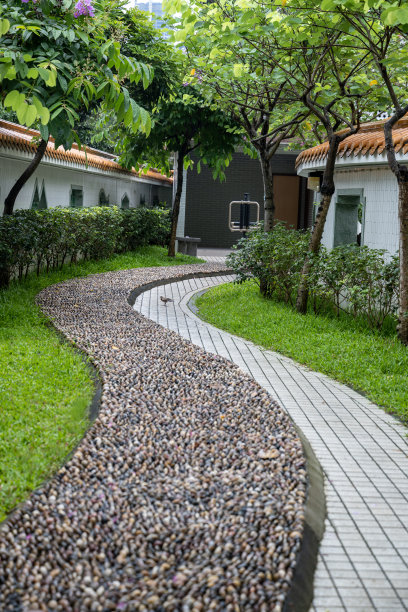 公园里的鹅卵石人行道图片下载