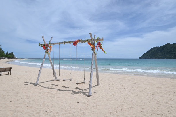 在沙滩上荡秋千图片下载