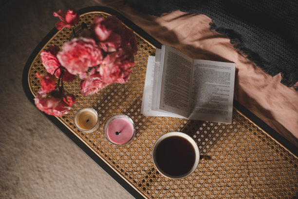 温馨的家居装饰与鲜花图片下载