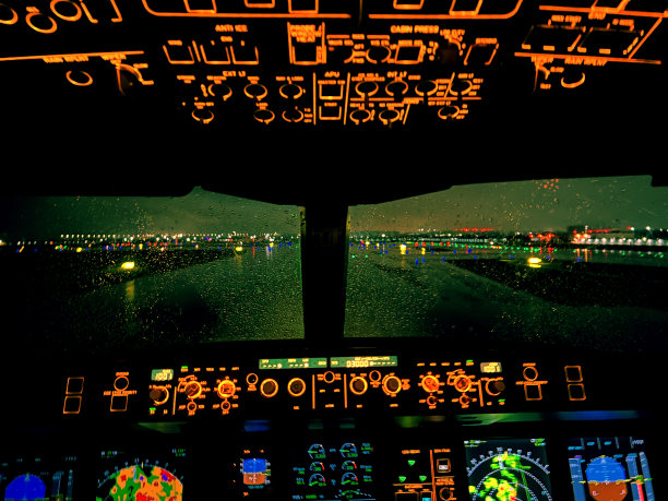 驾驶舱控制器在夜间水平飞机仍然图片下载
