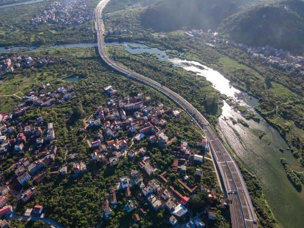 河流附近村庄和道路的俯视图图片下载