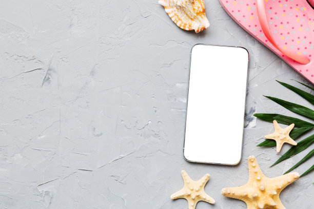 在彩色背景上，手机和沙滩配件的平面构图。智能手机与空白屏幕模拟与复制空间图片下载