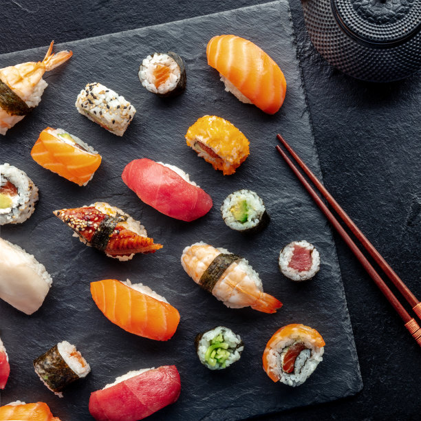 寿司用筷子和茶在头顶上拍成方形。Rolls, maki, nigiri图片下载