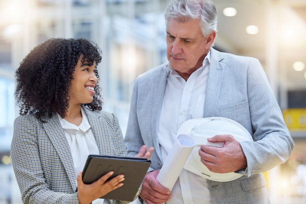 建筑经理，房地产，建筑工程或项目现场的平板电脑和协作团队。数字化设计审查，多样性和人员规划改造发展图片下载