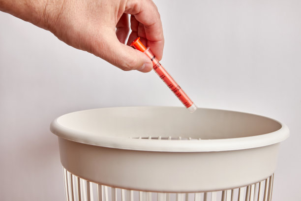 药液的塑料分配器被扔进了垃圾桶。塑料的处理和回收。图片下载