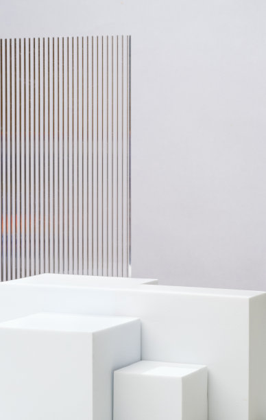 白色块底座产品显示灰色背景与现代透明条玻璃与阳光图片下载