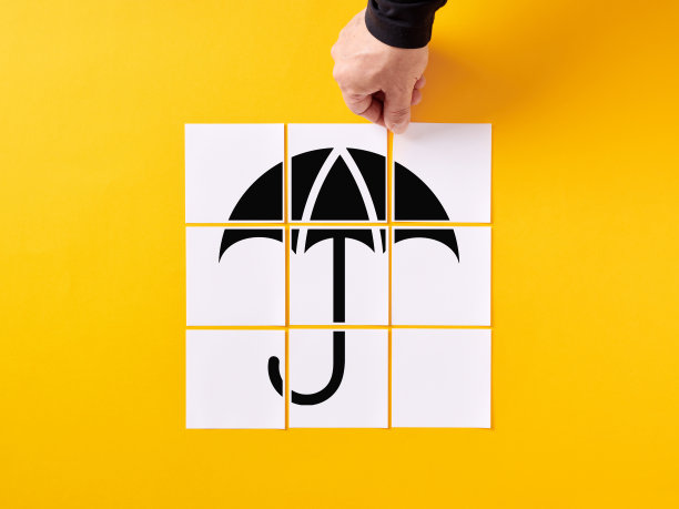 保险、安全、保障理念。庇护和关怀。手安排笔记纸与伞的符号。图片下载