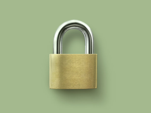 金钥匙锁在绿色背景上。安全概念图片下载