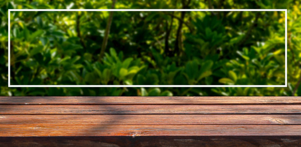 白色矩形框架和木制桌子。图片下载