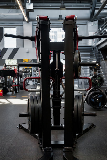 新的健身中心内部与运动设备运动杆横梁架。现代健身房库存的体育赛事和训练练习。概念运动设计背景。复制文字空间，海报图片下载