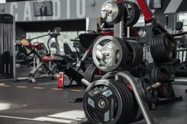 现代健身房室内配有运动器材，运动杆横梁架。新的健身中心库存的体育赛事和训练练习。概念运动设计背景。复制文本空间，横幅图片下载