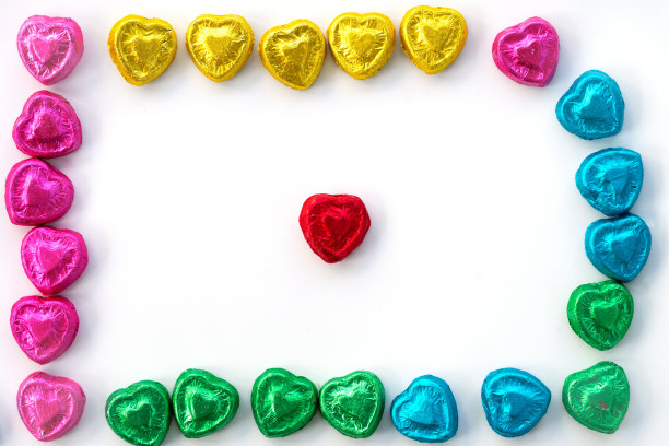 白色背景的心形巧克力图片下载