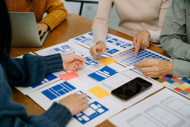 UX平面设计师为web智能手机规划应用程序流程开发原型线框图。创意数码发展机构。在办公室图片下载