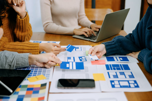 UX平面设计师为web智能手机规划应用程序流程开发原型线框图。创意数码发展机构。在办公室图片下载