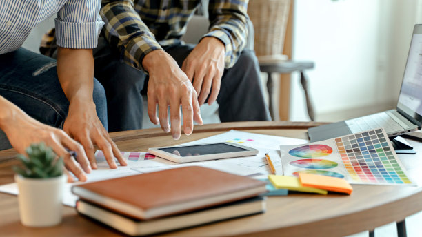 设计师头脑风暴应用程序的移动创意数字。用户体验UX。用户界面设计UIÂ图片下载