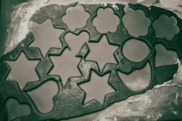 黑白圣诞蛋糕面糊。面团和面粉的俯视图。黑白蛋糕的准备图片下载