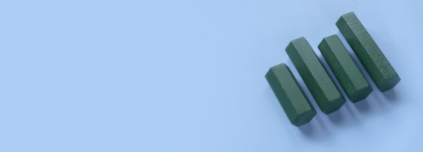 商业图表。公司财务报告。目标为商业、银行、金融、投资、金钱。季度报告概念。绿色条形图。带有复制空间的蓝色横幅。图片下载