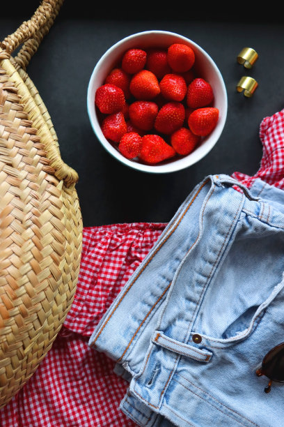 野餐装和草莓图片下载