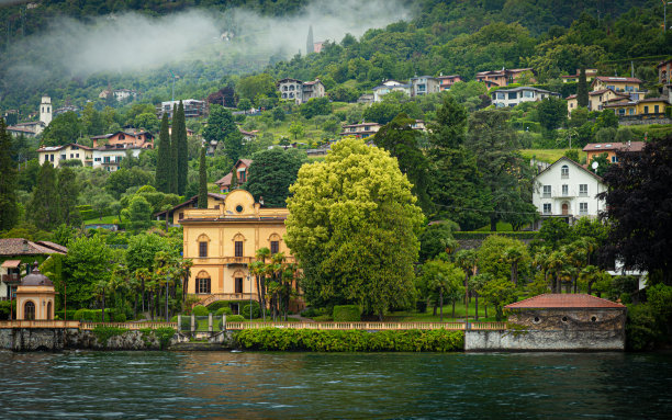 意大利科莫湖畔著名而美丽的小镇。美丽的小镇有古老的街道，别墅，美丽的花园和美味的餐馆。远处可以看到一个湖和山坡。伦巴第地区图片下载