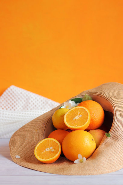 盛夏的帽子里装着成熟的橘子。夏天组成图片下载