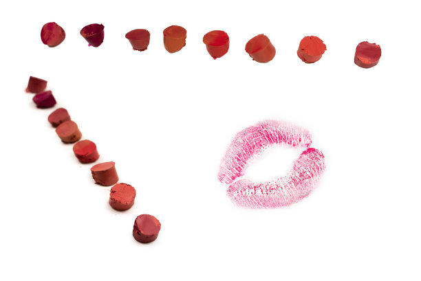 在白色背景上孤立的口红色板。图片下载