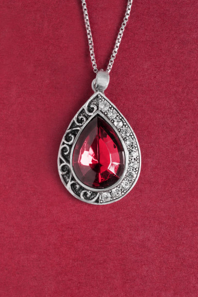 红底项链图片下载