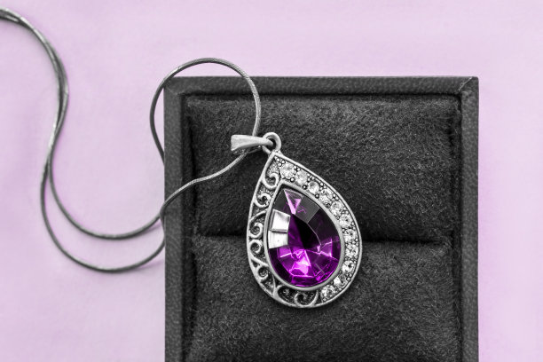 项链装在熏衣草色的盒子里图片下载