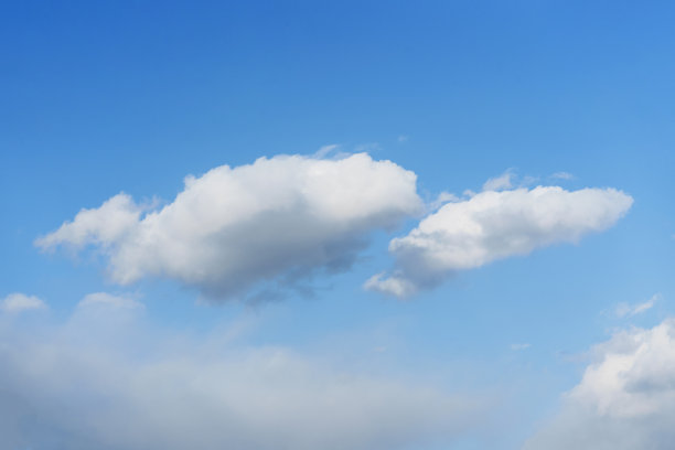 蓝天白云。夏天的天堂是五彩缤纷的晴朗的日子，早晨天气晴朗，大自然美丽。图片下载