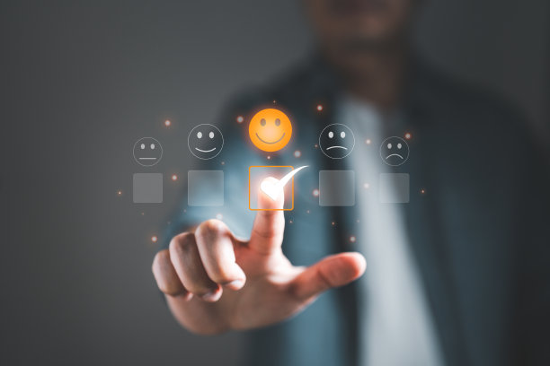 男顾客触摸复选框中的勾号评价满意度调查对优秀的笑脸图标评价对服务印象深刻，反馈给服务提供商以改善业务图片下载