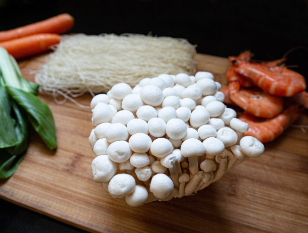 蘑菇、面条、煮汤的虾图片下载