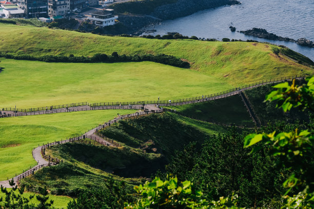 从韩国济州岛的星山一丘峰山上俯瞰。图片下载