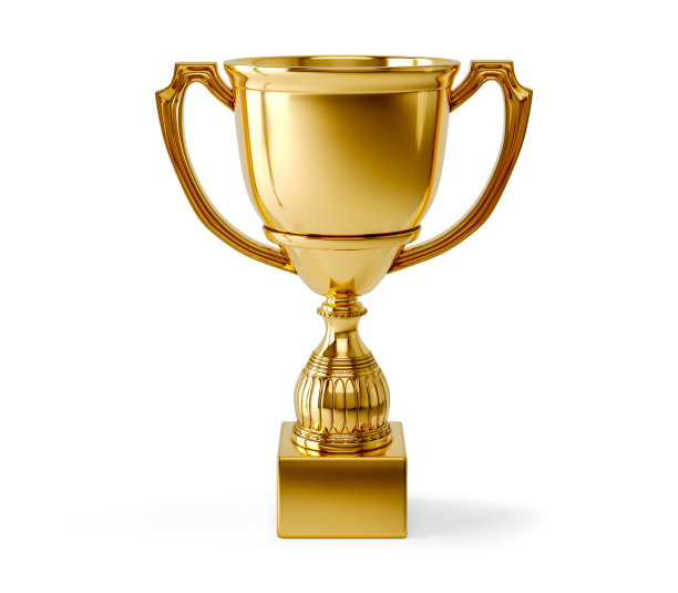 金色奖杯被隔离在白色背景上。体育赛事奖，金杯冠军和胜利的概念。三维渲染图图片下载
