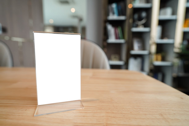 菜单标记空白文本营销推广。模拟菜单框架站在木桌上的餐厅空间的文字图片下载