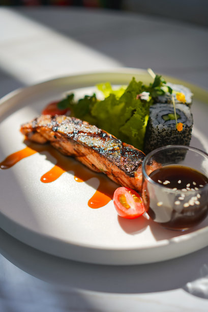 三文鱼牛排配蔬菜、寿司和酱汁图片下载