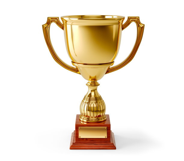 金色奖杯被隔离在白色背景上。体育赛事奖，金杯冠军和胜利的概念。三维渲染图图片下载