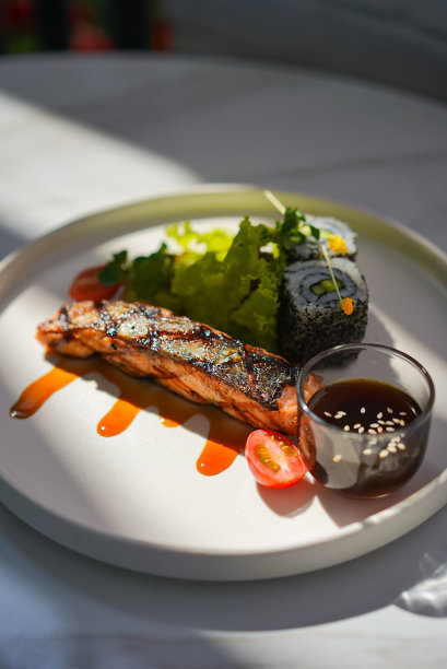 三文鱼牛排配蔬菜、寿司和酱汁图片下载