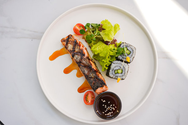 三文鱼牛排配蔬菜、寿司和酱汁图片下载