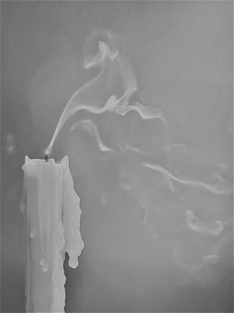 白灰色的蜡烛有烟熏灰色的背景。图片下载