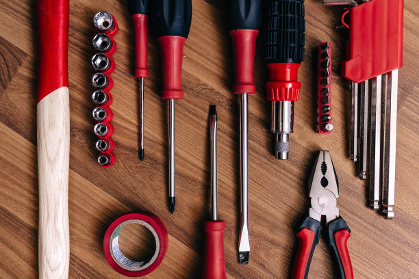 一套专业工具在木地板上的特写。前视图。图片下载