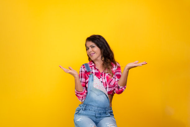 美丽的坐着的女人的肖像，穿着人物的圣若昂派对。工作室的照片。图片下载