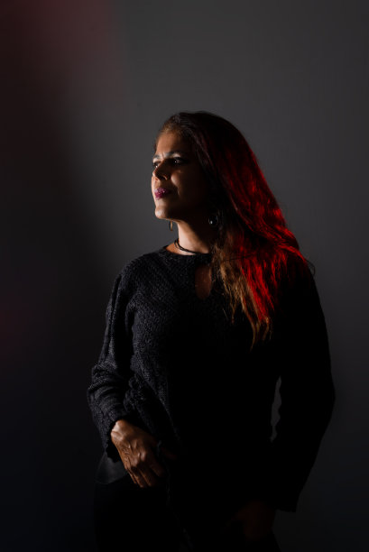 工作室里的黑发女模特，专注而自信。领导的概念。图片下载