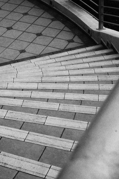 楼梯顶视图。单色黑白调图片下载