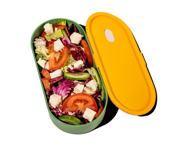 健康食品，蔬菜沙拉在开放的午餐盒图片下载