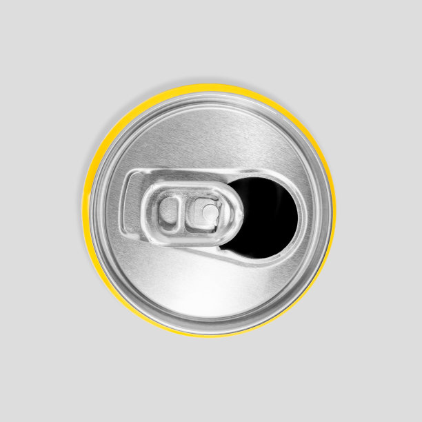一个软饮料罐的特写俯视图。啤酒罐，从顶部看。孤立在白色背景上。图片下载