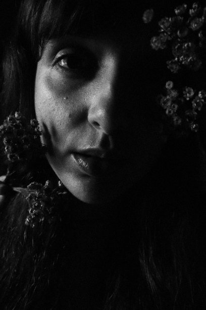 女摄影师•捧花女孩。单色黑白调图片下载