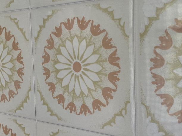 旧瓷砖上漂亮的圆形图案图片下载