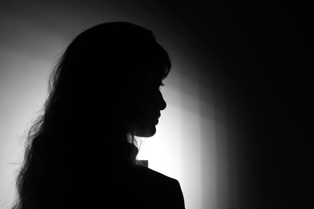 一个女孩在侧面看到的背光剪影图片下载